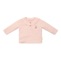 Comfortabele en basic t-shirts zijn altijd fijn om in de kast te hebben hangen! Dat geldt al helemaal voor dit schattige t-shirt lange mouw in de variantblossom van het merk Little Dutch. Dit schattige shirt is de ideale basic om de leukste outfits mee samen te stellen. VanZus