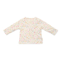 Comfortabele en basic t-shirts zijn altijd fijn om in de kast te hebben hangen! Dat geldt al helemaal voor dit schattige t-shirt lange mouw in de variant fairy garden van het merk Little Dutch. Dit schattige shirt is de ideale basic om de leukste outfits mee samen te stellen. VanZus