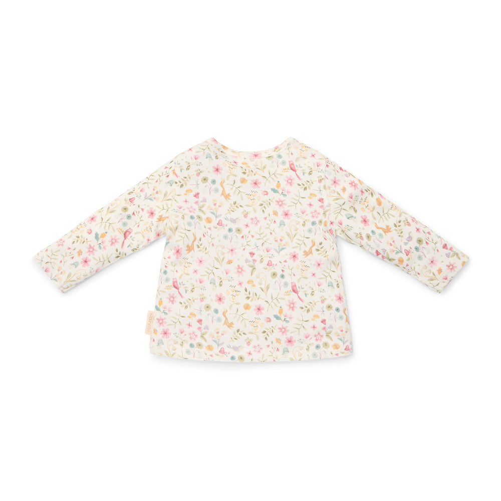 Comfortabele en basic t-shirts zijn altijd fijn om in de kast te hebben hangen! Dat geldt al helemaal voor dit schattige t-shirt lange mouw in de variant fairy garden van het merk Little Dutch. Dit schattige shirt is de ideale basic om de leukste outfits mee samen te stellen. VanZus