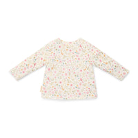 Comfortabele en basic t-shirts zijn altijd fijn om in de kast te hebben hangen! Dat geldt al helemaal voor dit schattige t-shirt lange mouw in de variant fairy garden van het merk Little Dutch. Dit schattige shirt is de ideale basic om de leukste outfits mee samen te stellen. VanZus