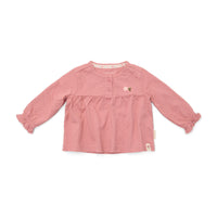 Comfortabele en basic t-shirts zijn altijd fijn om in de kast te hebben hangen! Dat geldt al helemaal voor dit lieve t-shirt lange mouw in de variant pink blush van het merk Little Dutch. Dit schattige shirt is de ideale basic om de leukste outfits mee samen te stellen. VanZus