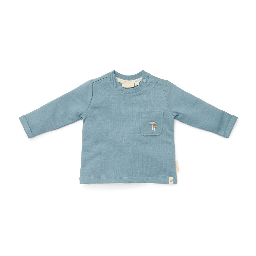 Comfortabele en basic t-shirts zijn altijd fijn om in de kast te hebben hangen! Dat geldt al helemaal voor dit lieve t-shirt lange mouw in de variant stone blue van het merk Little Dutch. Dit schattige shirt is de ideale basic om de leukste outfits mee samen te stellen. VanZus