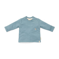 Comfortabele en basic t-shirts zijn altijd fijn om in de kast te hebben hangen! Dat geldt al helemaal voor dit lieve t-shirt lange mouw in de variant stone blue van het merk Little Dutch. Dit schattige shirt is de ideale basic om de leukste outfits mee samen te stellen. VanZus