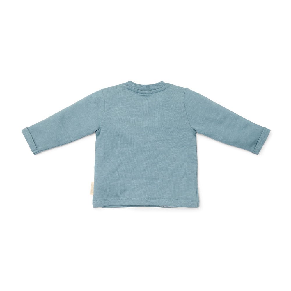 Comfortabele en basic t-shirts zijn altijd fijn om in de kast te hebben hangen! Dat geldt al helemaal voor dit lieve t-shirt lange mouw in de variant stone blue van het merk Little Dutch. Dit schattige shirt is de ideale basic om de leukste outfits mee samen te stellen. VanZus