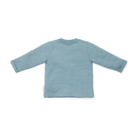 Comfortabele en basic t-shirts zijn altijd fijn om in de kast te hebben hangen! Dat geldt al helemaal voor dit lieve t-shirt lange mouw in de variant stone blue van het merk Little Dutch. Dit schattige shirt is de ideale basic om de leukste outfits mee samen te stellen. VanZus