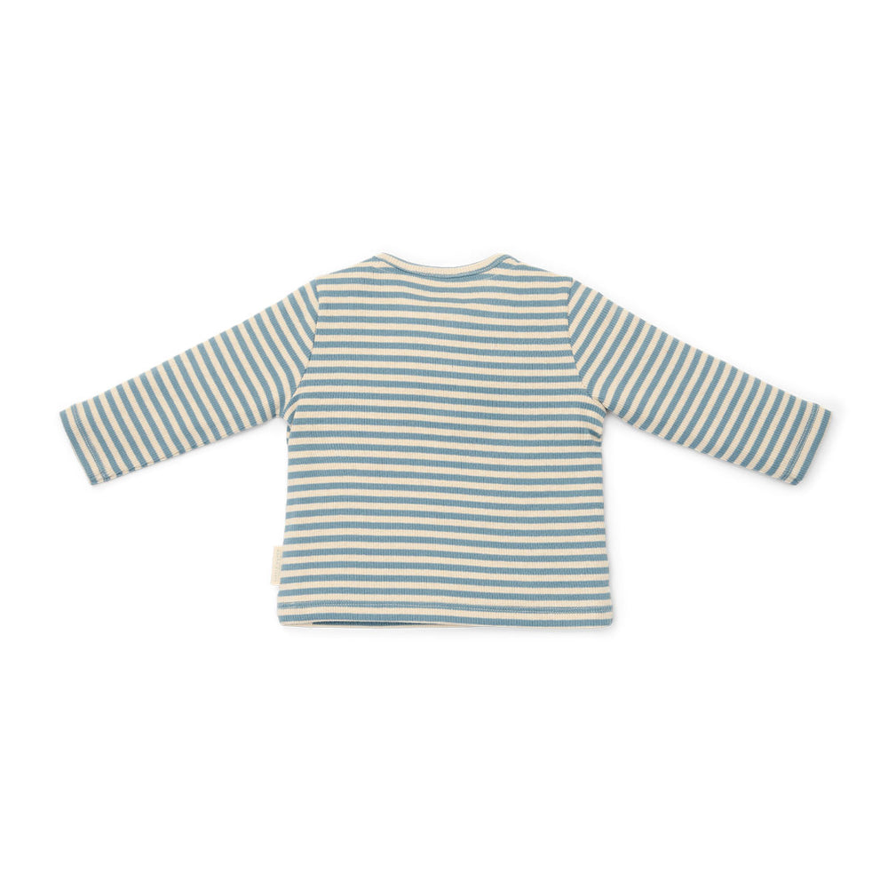 Comfortabele en basic t-shirts zijn altijd fijn om in de kast te hebben hangen! Dat geldt al helemaal voor dit lieve t-shirt lange mouw in de variant stone blue stripe van het merk Little Dutch. Dit schattige shirt is de ideale basic om de leukste outfits mee samen te stellen. VanZus
