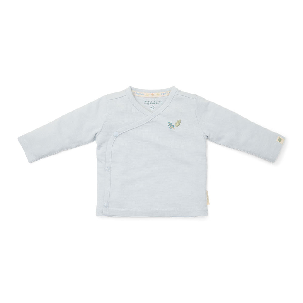 Comfortabele en basic t-shirts zijn altijd fijn om in de kast te hebben hangen! Dat geldt al helemaal voor dit lieve t-shirt lange mouw in de variant baby blue van het merk Little Dutch. Dit schattige shirt is de ideale basic om de leukste outfits mee samen te stellen. VanZus