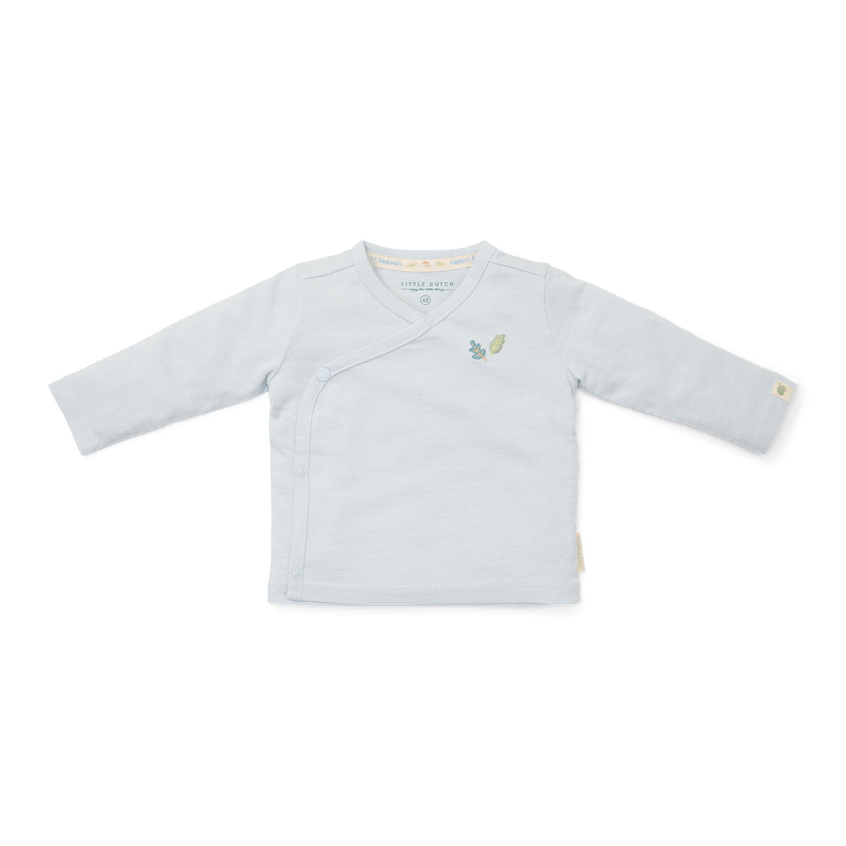 Comfortabele en basic t-shirts zijn altijd fijn om in de kast te hebben hangen! Dat geldt al helemaal voor dit lieve t-shirt lange mouw in de variant baby blue van het merk Little Dutch. Dit schattige shirt is de ideale basic om de leukste outfits mee samen te stellen. VanZus
