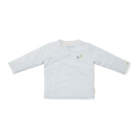 Comfortabele en basic t-shirts zijn altijd fijn om in de kast te hebben hangen! Dat geldt al helemaal voor dit lieve t-shirt lange mouw in de variant baby blue van het merk Little Dutch. Dit schattige shirt is de ideale basic om de leukste outfits mee samen te stellen. VanZus