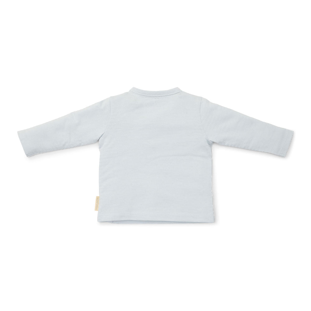 Comfortabele en basic t-shirts zijn altijd fijn om in de kast te hebben hangen! Dat geldt al helemaal voor dit lieve t-shirt lange mouw in de variant baby blue van het merk Little Dutch. Dit schattige shirt is de ideale basic om de leukste outfits mee samen te stellen. VanZus