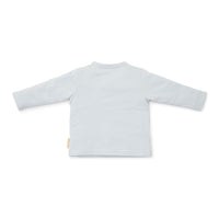 Comfortabele en basic t-shirts zijn altijd fijn om in de kast te hebben hangen! Dat geldt al helemaal voor dit lieve t-shirt lange mouw in de variant baby blue van het merk Little Dutch. Dit schattige shirt is de ideale basic om de leukste outfits mee samen te stellen. VanZus