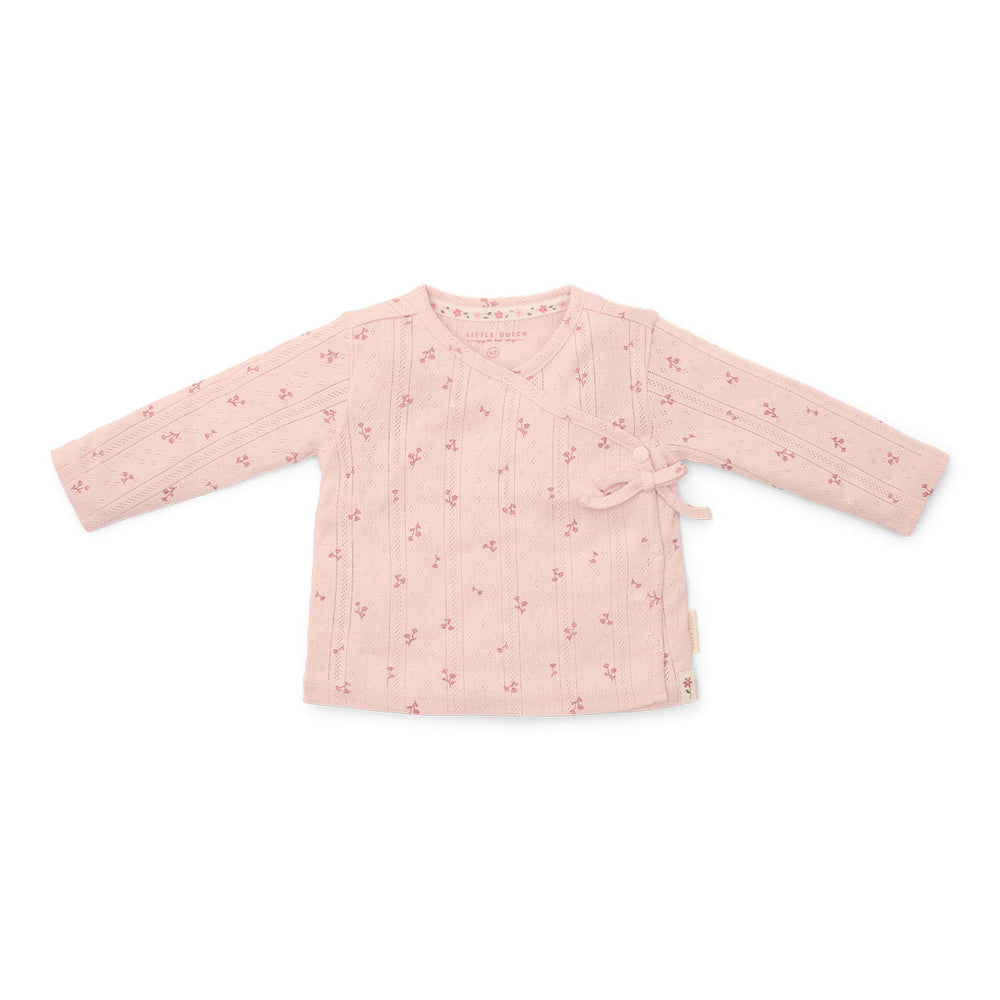 Comfortabele en basic t-shirts zijn altijd fijn om in de kast te hebben hangen! Dat geldt al helemaal voor dit schattige t-shirt overslag lange mouw in de variant fairy garden van het merk Little Dutch. Dit schattige shirt is de ideale basic om de leukste outfits mee samen te stellen. VanZus