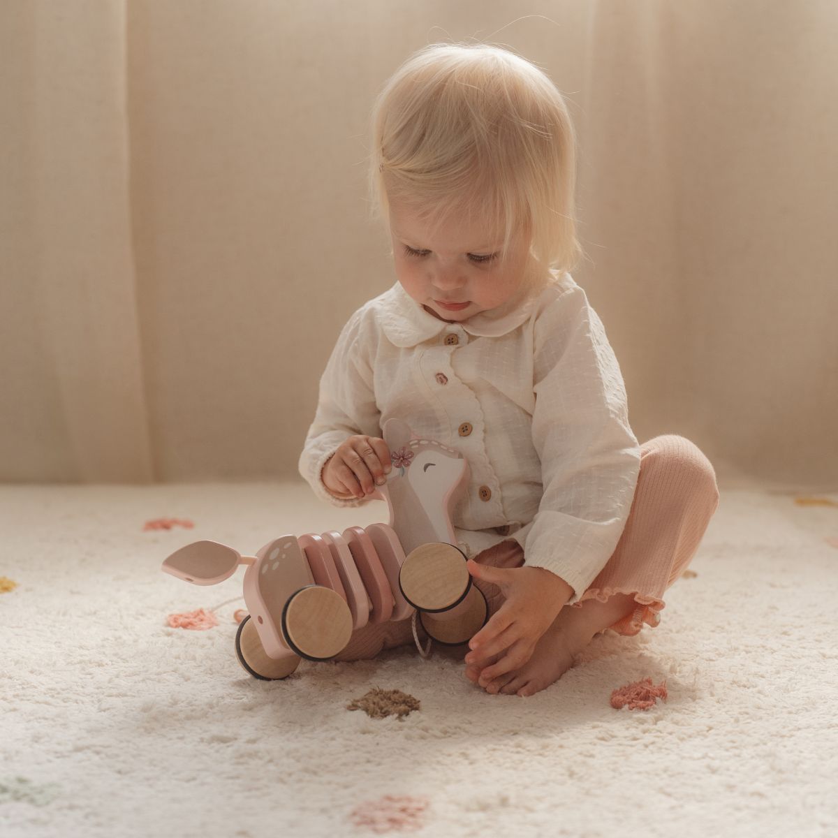 Laat je kleintje avontuurlijke wandelingen maken met het Little Dutch trekdier hert uit de fairy garden-collectie. Perfect voor jonge ontdekkingsreizigers, stimuleert het de motorische vaardigheden. VanZus