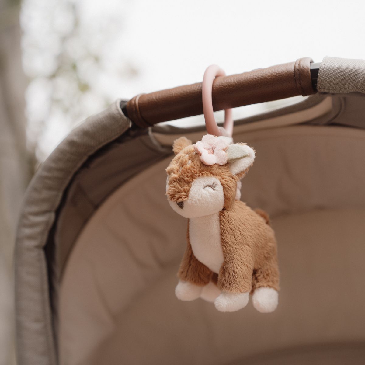 Ontdek de schattige trilfiguur hert uit het fairy garden-thema van Little Dutch. Dit speelgoed stimuleert de motorische vaardigheden en is perfect voor kleine handjes. Een geweldig cadeau voor baby’s! VanZus