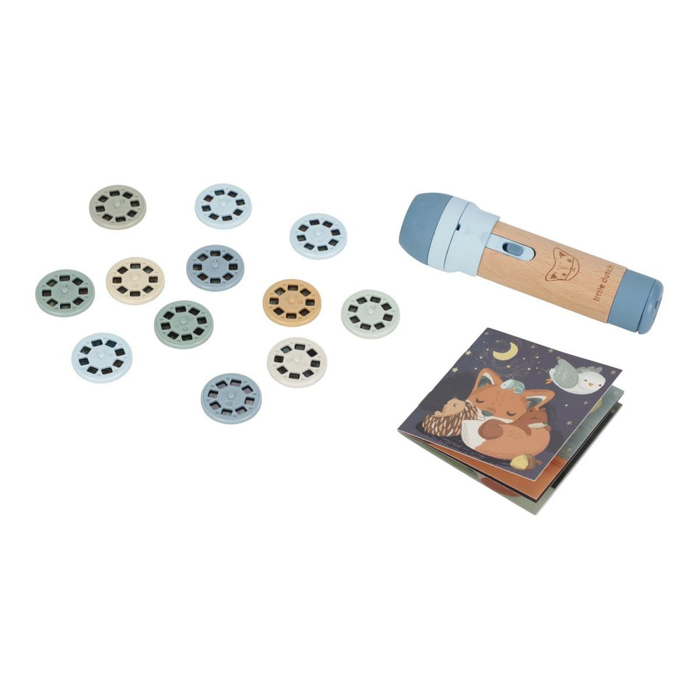 De Little Dutch verhalen projector zaklamp blauw maakt bedtijd magisch met 12 unieke verhalen. Perfect voor kinderen van 1-8 jaar. Bestel bij VanZus