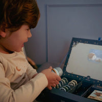De Little Dutch verhalen projector zaklamp blauw maakt bedtijd magisch met 12 unieke verhalen. Perfect voor kinderen van 1-8 jaar. Bestel bij VanZus