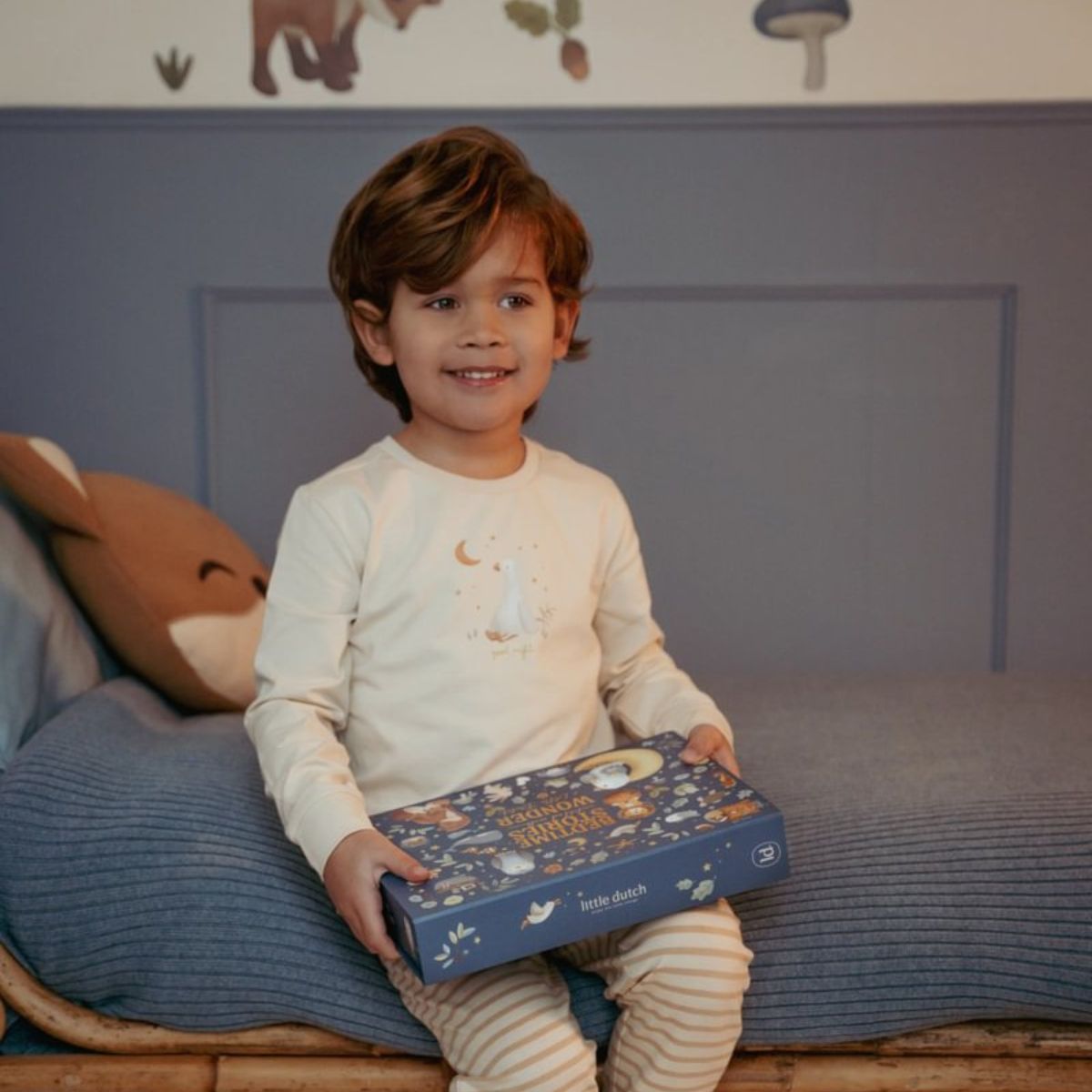 De Little Dutch verhalen projector zaklamp blauw maakt bedtijd magisch met 12 unieke verhalen. Perfect voor kinderen van 1-8 jaar. Bestel bij VanZus