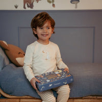 De Little Dutch verhalen projector zaklamp blauw maakt bedtijd magisch met 12 unieke verhalen. Perfect voor kinderen van 1-8 jaar. Bestel bij VanZus
