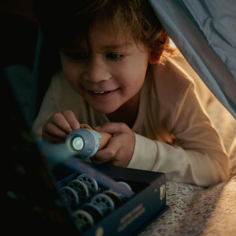 De Little Dutch verhalen projector zaklamp blauw maakt bedtijd magisch met 12 unieke verhalen. Perfect voor kinderen van 1-8 jaar. Bestel bij VanZus