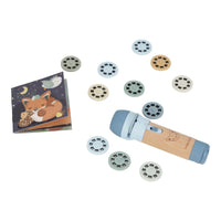 De Little Dutch verhalen projector zaklamp blauw maakt bedtijd magisch met 12 unieke verhalen. Perfect voor kinderen van 1-8 jaar. Bestel bij VanZus