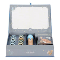 De Little Dutch verhalen projector zaklamp blauw maakt bedtijd magisch met 12 unieke verhalen. Perfect voor kinderen van 1-8 jaar. Bestel bij VanZus