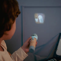De Little Dutch verhalen projector zaklamp blauw maakt bedtijd magisch met 12 unieke verhalen. Perfect voor kinderen van 1-8 jaar. Bestel bij VanZus