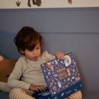 De Little Dutch verhalen projector zaklamp blauw maakt bedtijd magisch met 12 unieke verhalen. Perfect voor kinderen van 1-8 jaar. Bestel bij VanZus