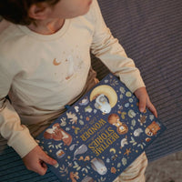 De Little Dutch verhalen projector zaklamp blauw maakt bedtijd magisch met 12 unieke verhalen. Perfect voor kinderen van 1-8 jaar. Bestel bij VanZus