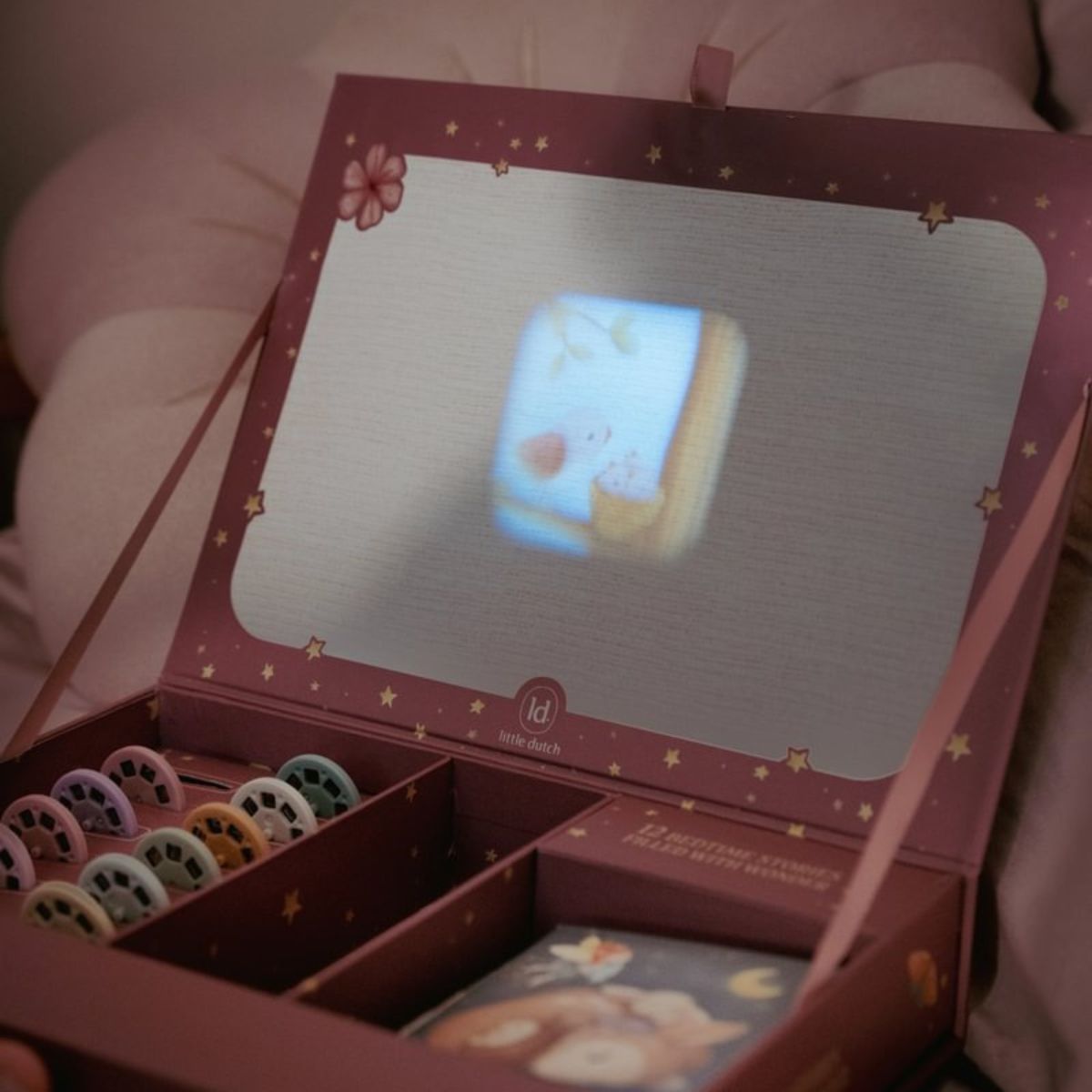 De Little Dutch verhalen projector zaklamp roze maakt bedtijd magisch met 12 unieke verhalen op schijfjes. Ideaal voor kinderen van 1-8 jaar. VanZus