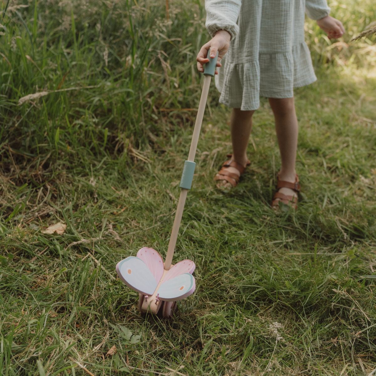 Breng het magische fairy garden-thema tot leven met de Little Dutch vlinder duwstok. Perfect voor kinderen die net leren lopen, stimuleert het de motoriek en zorgt voor speelplezier. VanZus