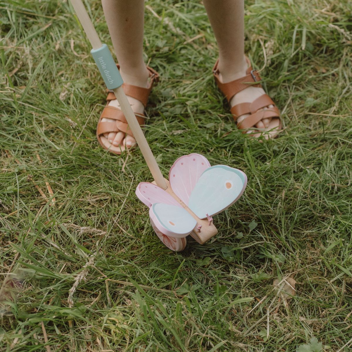 Breng het magische fairy garden-thema tot leven met de Little Dutch vlinder duwstok. Perfect voor kinderen die net leren lopen, stimuleert het de motoriek en zorgt voor speelplezier. VanZus