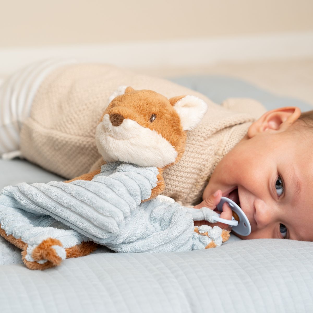 Het vos knuffeldoekje uit de forest friends-collectie van het merk Little Dutch is een schattige, zachte vriend voor jouw kleintje. Perfect om te knuffelen en troosten, ideaal als kraamcadeau! VanZus