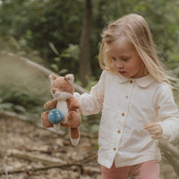 Maak kennis met dit schattige vosje uit de Forest Friends collectie van Little Dutch! Dit pluizige vriendje is altijd klaar voor knuffels en avonturen. Met zijn zachte vacht is hij perfect om lekker tegenaan te kruipen. VanZus