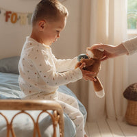 Maak kennis met dit schattige vosje uit de Forest Friends collectie van Little Dutch! Dit pluizige vriendje is altijd klaar voor knuffels en avonturen. Met zijn zachte vacht is hij perfect om lekker tegenaan te kruipen. VanZus