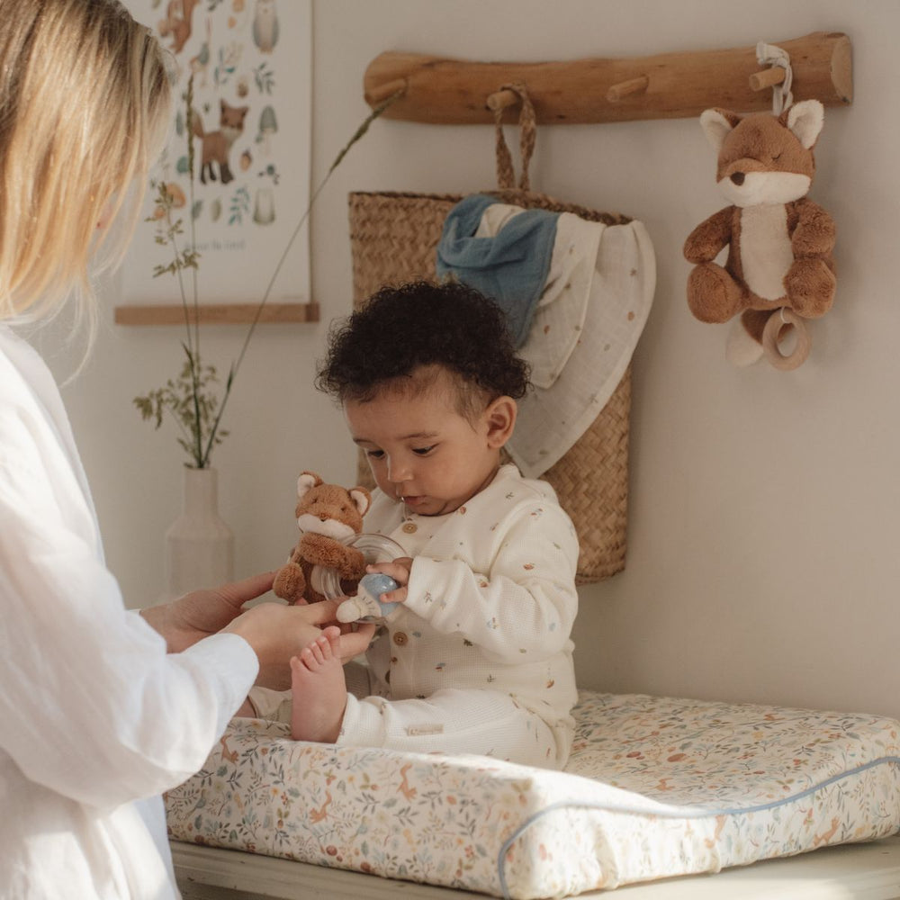 Hoe lief: de Little Dutch vos muziekhanger uit de forest friends-collectie! Dit schattige speeltje kalmeert je kleintje met een rustgevend deuntje en is perfect voor de wieg of kinderwagen. Een ideaal kraamcadeau! VanZus