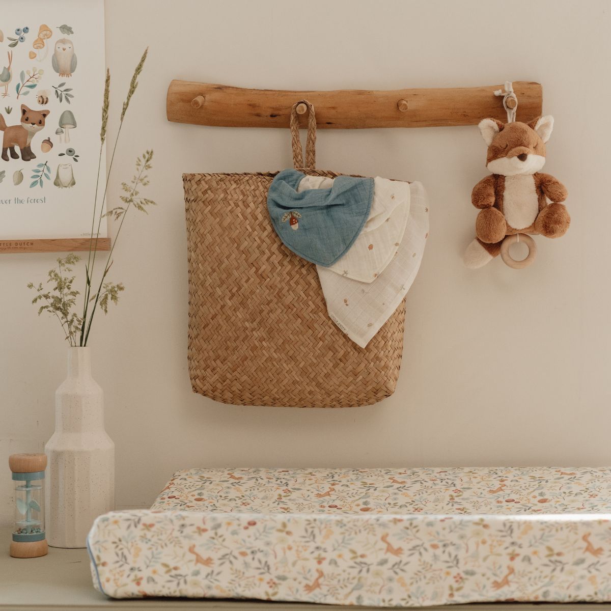 Hoe lief: de Little Dutch vos muziekhanger uit de forest friends-collectie! Dit schattige speeltje kalmeert je kleintje met een rustgevend deuntje en is perfect voor de wieg of kinderwagen. Een ideaal kraamcadeau! VanZus