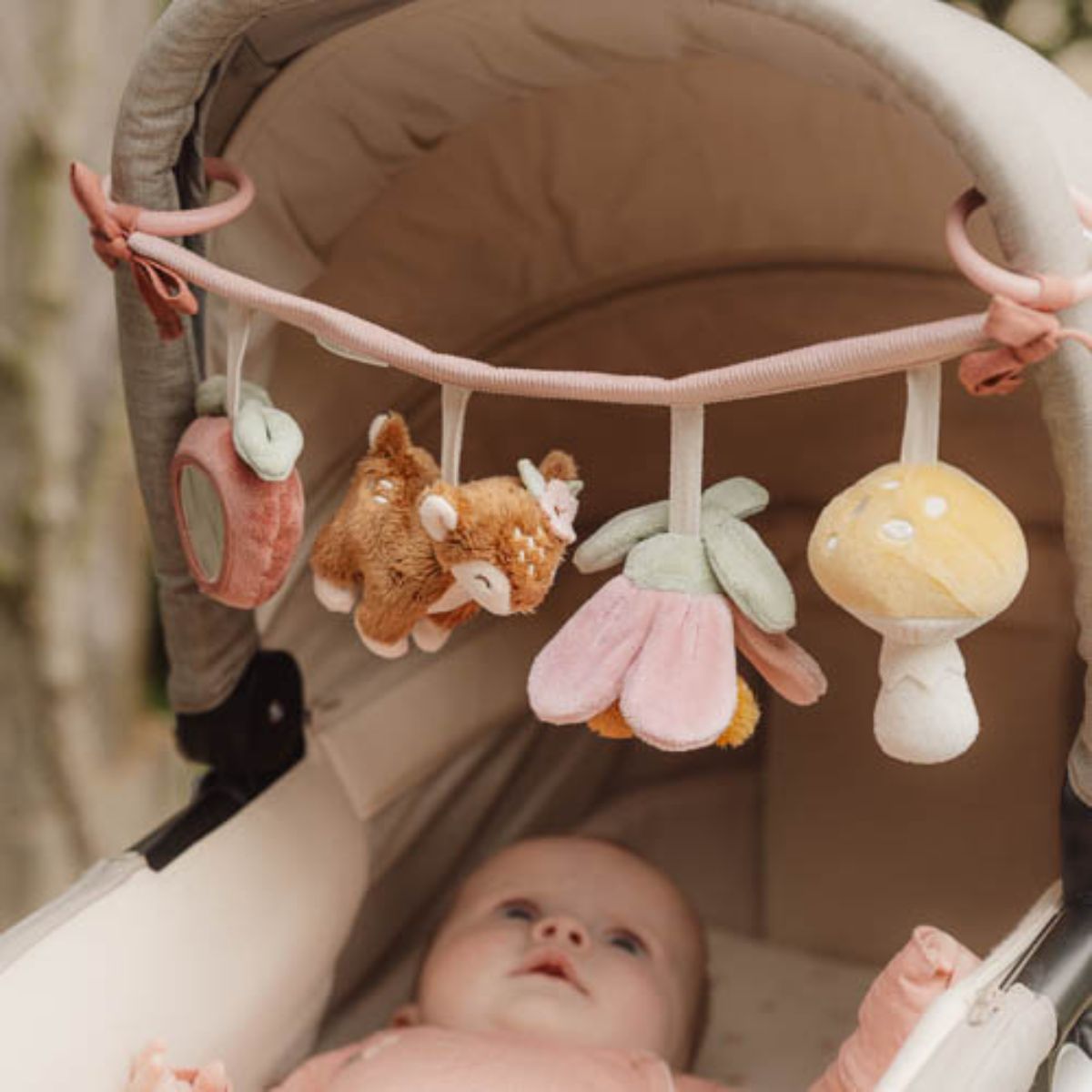 De Little Dutch wagenspanner uit de fairy garden-collectie is kleurrijk,  prikkelt de zintuigen van je kleintje met schattige elfjes en knispergeluiden. Perfect voor onderweg en als cadeau. VanZus