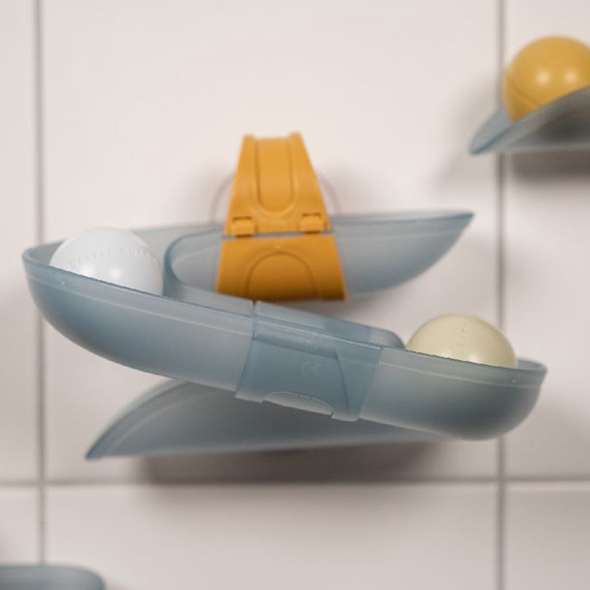 Maak van de baddertijd van je kleintje een rollend avontuur met deze geweldige waterbaan in het blauw van het merk Little Dutch! Plaats de knikkerbaan op de badkamermuur en laat de bal naar beneden rollen voor spetterend speelplezier in bad. VanZus