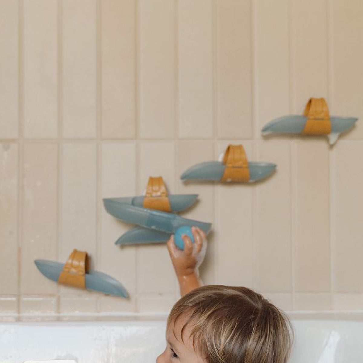 Maak van de baddertijd van je kleintje een rollend avontuur met deze geweldige waterbaan in het blauw van het merk Little Dutch! Plaats de knikkerbaan op de badkamermuur en laat de bal naar beneden rollen voor spetterend speelplezier in bad. VanZus