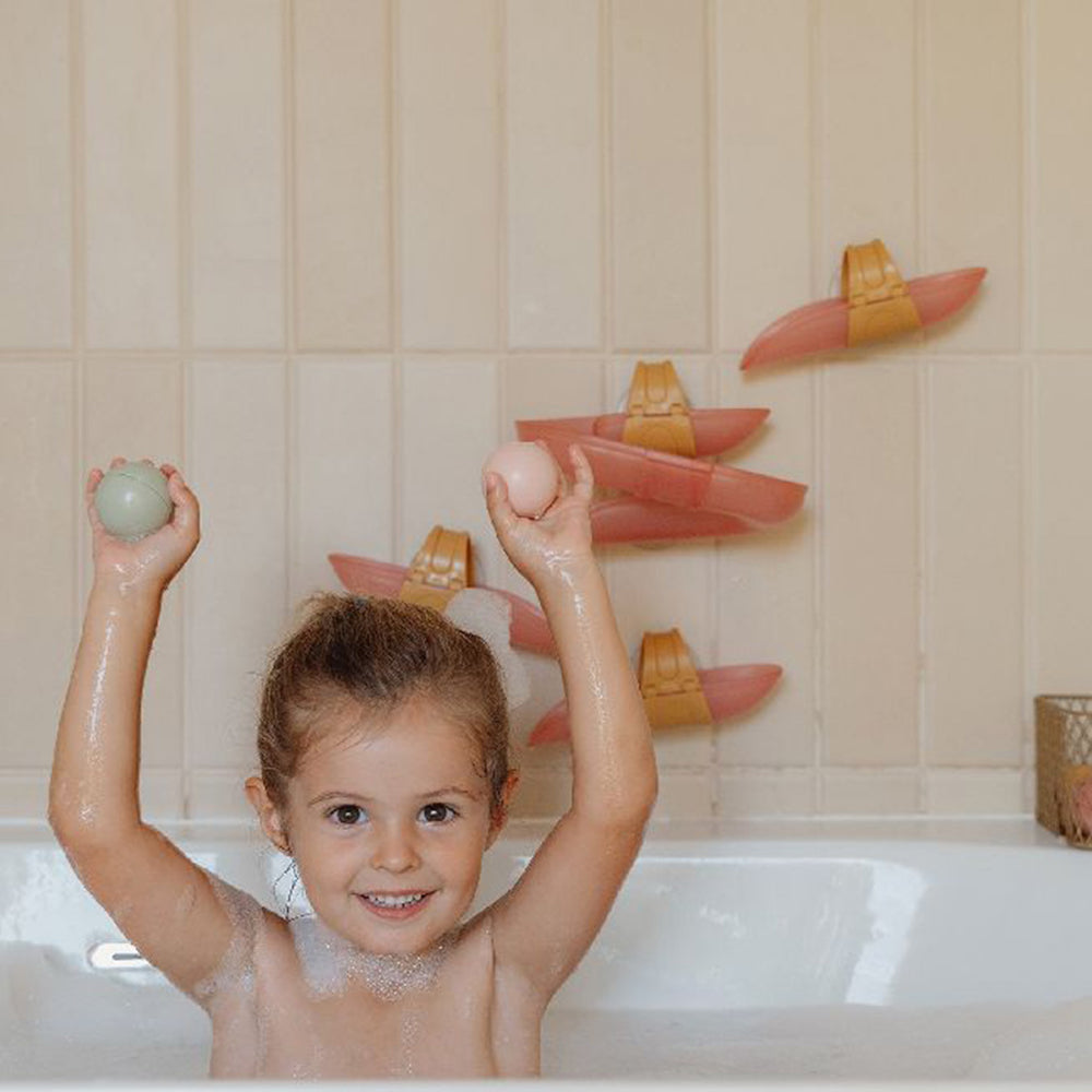Maak van de baddertijd van je kleintje een rollend avontuur met deze geweldige waterbaan in het roze van het merk Little Dutch! Plaats de knikkerbaan op de badkamermuur en laat de bal naar beneden rollen voor spetterend speelplezier in bad. VanZus