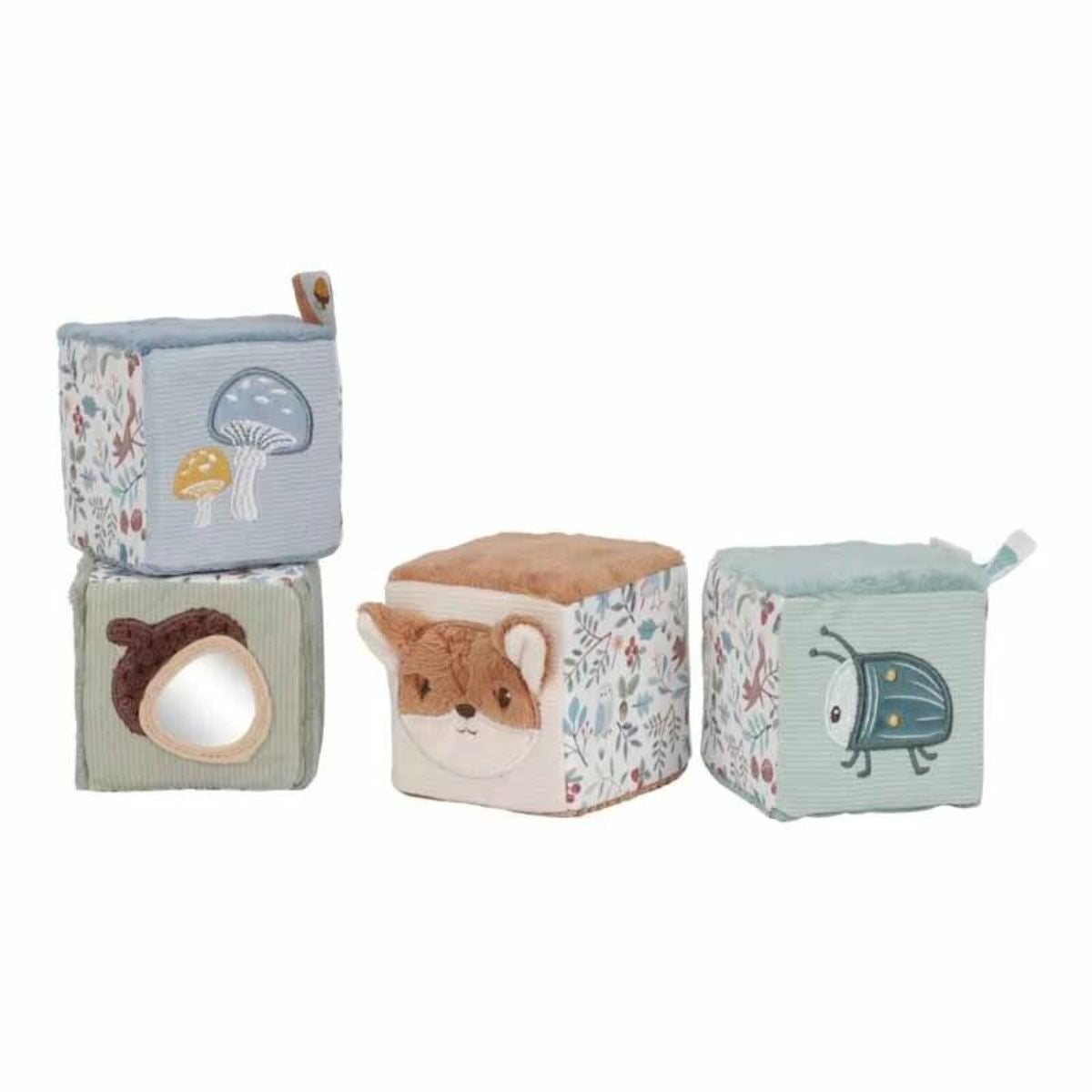 Ring, ring, ratel! Ontdek een wereld vol geluiden, kleuren en texturen met de Little Dutch zachte blokkenset uit de Forest Friends collectie. Deze vrolijke set van vier zintuiglijke activiteitenblokken houdt je kleintje urenlang geboeid. VanZus