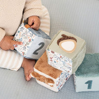 Ring, ring, ratel! Ontdek een wereld vol geluiden, kleuren en texturen met de Little Dutch zachte blokkenset uit de Forest Friends collectie. Deze vrolijke set van vier zintuiglijke activiteitenblokken houdt je kleintje urenlang geboeid. VanZus