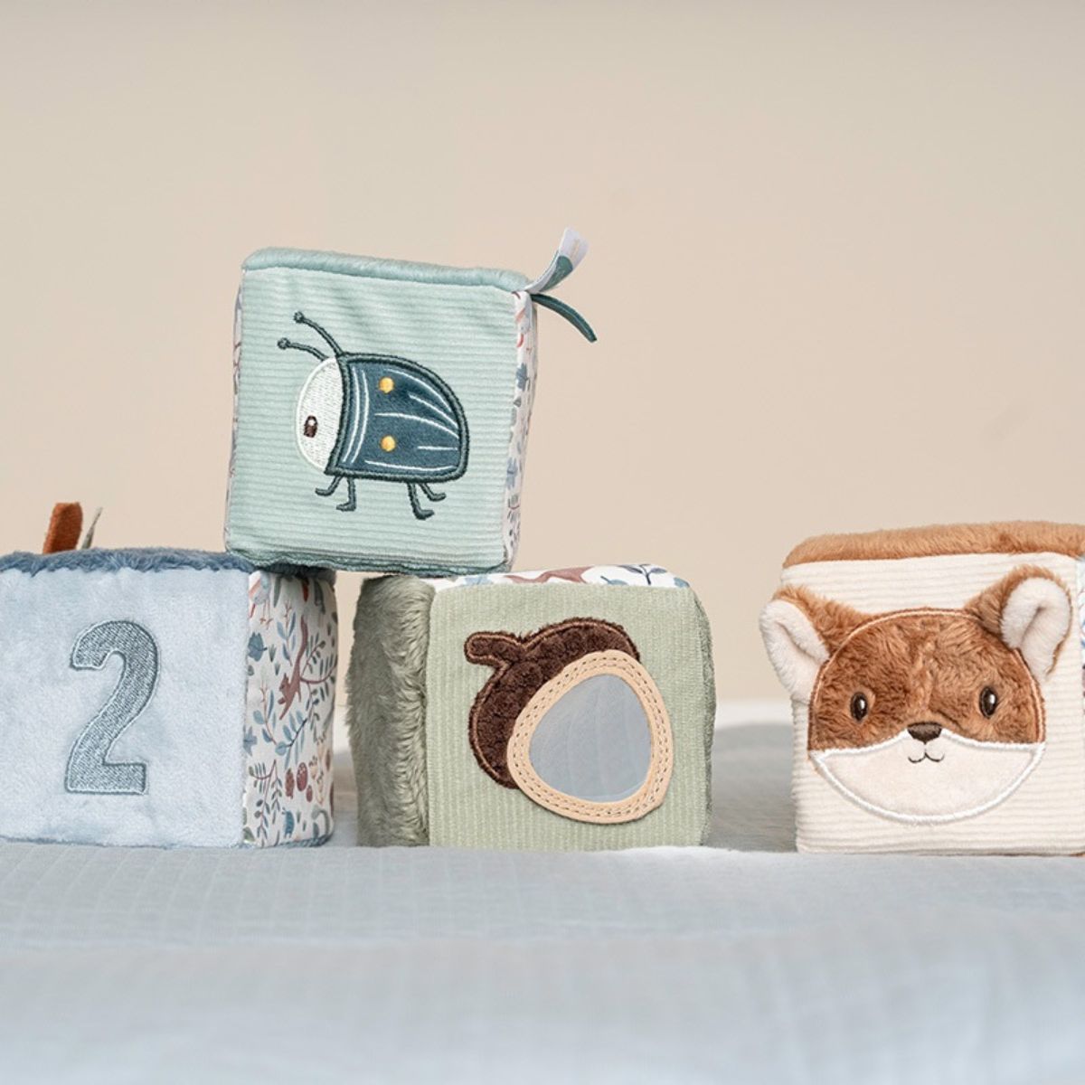 Ring, ring, ratel! Ontdek een wereld vol geluiden, kleuren en texturen met de Little Dutch zachte blokkenset uit de Forest Friends collectie. Deze vrolijke set van vier zintuiglijke activiteitenblokken houdt je kleintje urenlang geboeid. VanZus