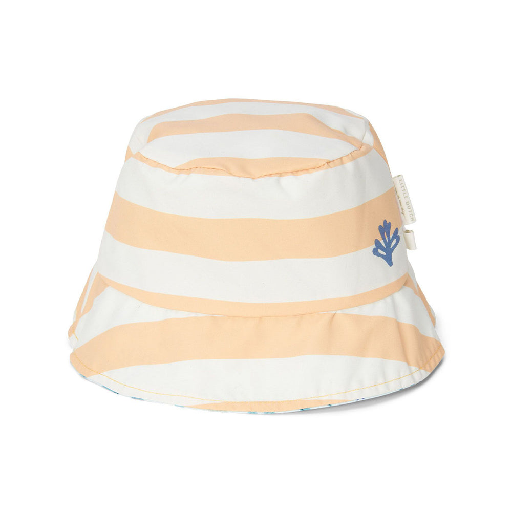 Deze leuke zonnehoed in de variant treasures surf blue is van het merk Little Dutch is ideaal voor de zomerse dagen. Dit schattige hoedje is omkeerbaar en is voorzien van een speciale UPF-coating op de stof. VanZus