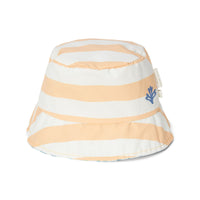 Deze leuke zonnehoed in de variant treasures surf blue is van het merk Little Dutch is ideaal voor de zomerse dagen. Dit schattige hoedje is omkeerbaar en is voorzien van een speciale UPF-coating op de stof. VanZus