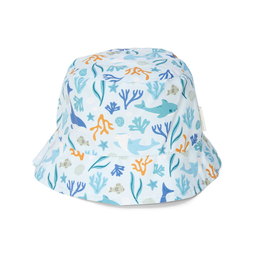 Deze leuke zonnehoed in de variant treasures surf blue is van het merk Little Dutch is ideaal voor de zomerse dagen. Dit schattige hoedje is omkeerbaar en is voorzien van een speciale UPF-coating op de stof. VanZus