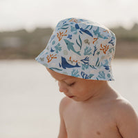 Deze leuke zonnehoed in de variant treasures surf blue is van het merk Little Dutch is ideaal voor de zomerse dagen. Dit schattige hoedje is omkeerbaar en is voorzien van een speciale UPF-coating op de stof. VanZus