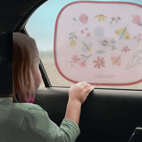Met dit leuke zonnescherm van Little Dutch uit de Flowers & Butterflies collectie is jouw kindje goed beschermd tegen de felle zon in de auto. Je kunt het zonnescherm gemakkelijk bevestigen met de zuignap in het midden en het pop-up systeem maakt hem makkelijk opvouwbaar