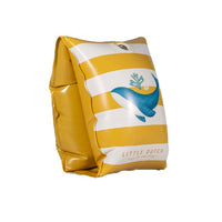 Veilig en lief: de zwembandjes ocean dreams van het merk Little Dutch. Geschikt vanaf 2 jaar. Opblaasbaar, variant blauw, gestreept geel-wit patroon met onderwaterdier. VanZus