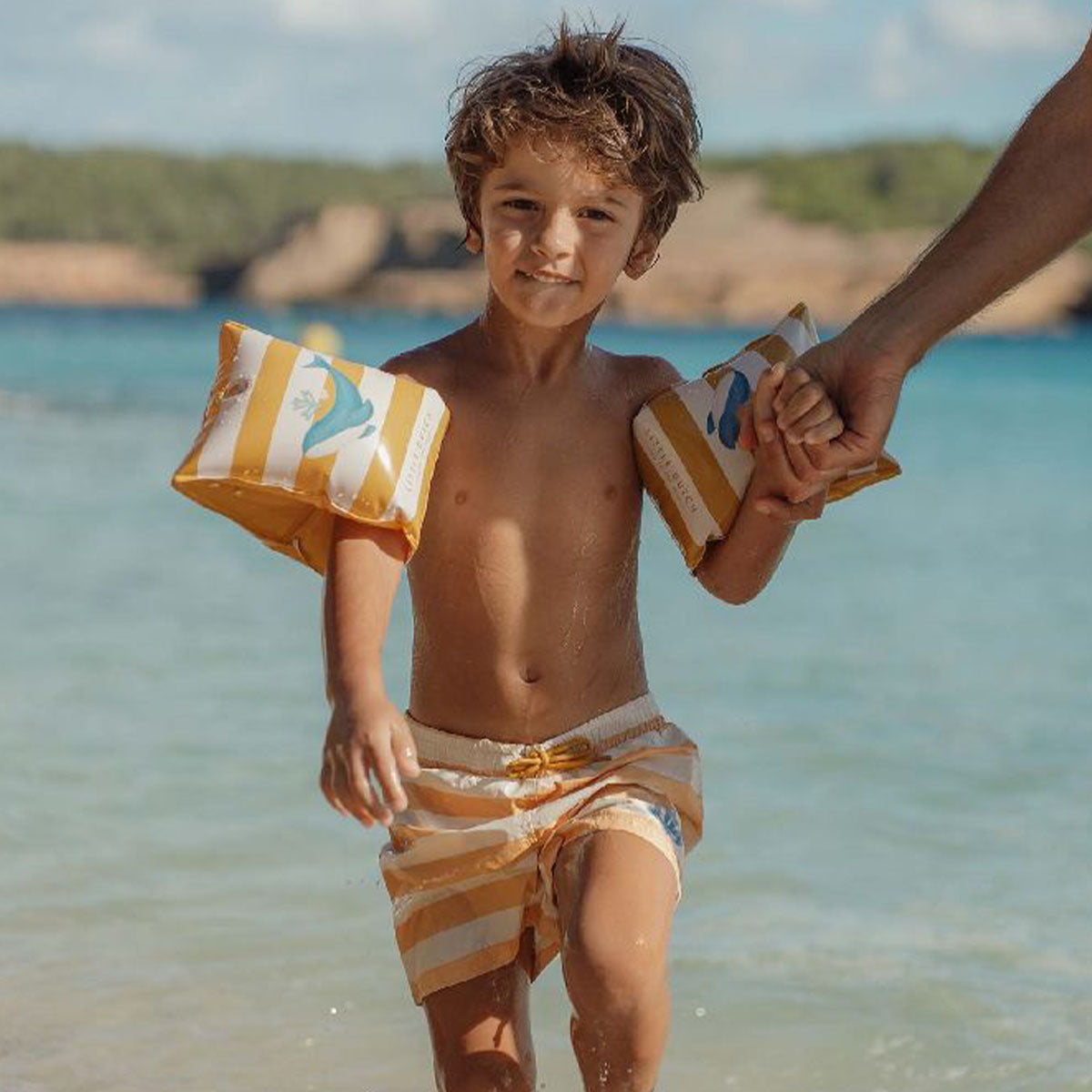 Veilig en lief: de zwembandjes ocean dreams van het merk Little Dutch. Geschikt vanaf 2 jaar. Opblaasbaar, variant blauw, gestreept geel-wit patroon met onderwaterdier. VanZus